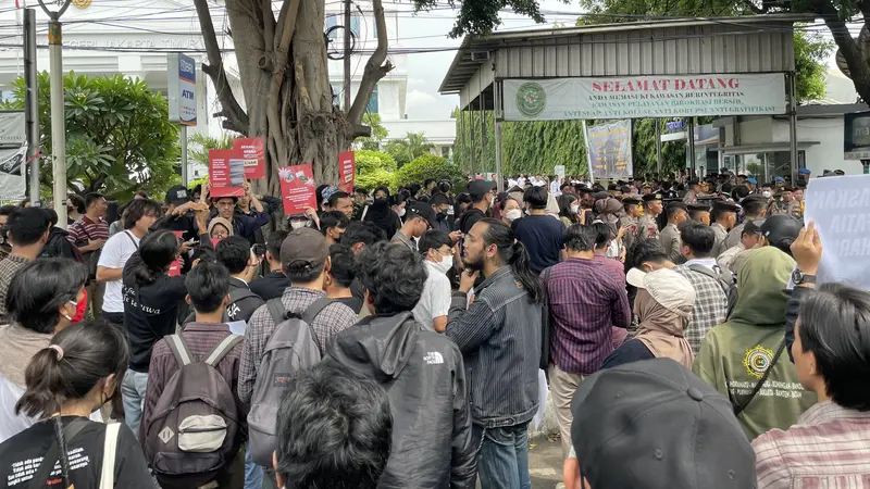 Ratusan orang geruduk PN Jakarta Timur jelang sidang putusan kasus dugaan pencemaran nama baik Luhut Binsar Pandjaitan dengan terdakwa Haris Azhar dan Fatia.