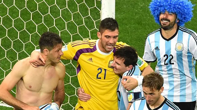 Belanda harus mengubur mimpi mereka melaju ke final Piala Dunia 2014. Langkah De Oranje terhenti di semifinal setelah kalah adu penalti 2-4 dari Argentina.