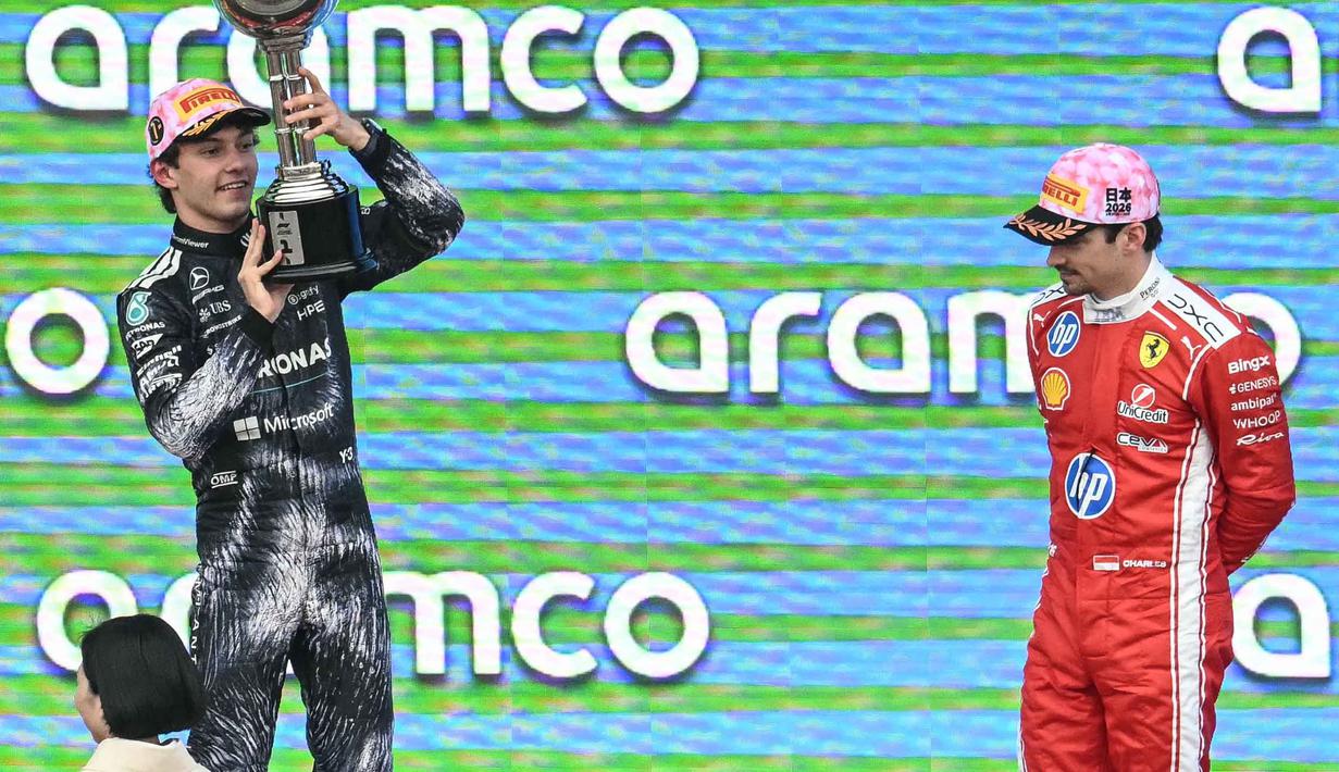 Sementara posisi ketiga dihuni pembalap Scuderia Ferrari HP asal Monako, Charles Leclerc. Tampak dalam foto, pembalap Mercedes AMG Petronas asal Italia, Kimi Antonelli, dan pembalap Scuderia Ferrari HP asal Monako Charles Leclerc (kanan), merayakan kemenangan di podium setelah Grand Prix Formula Satu Jepang di sirkuit Suzuka, Suzuka, prefektur Mie pada Minggu 29 Maret 2026. (ANDREW CABALLERO-REYNOLDS/AFP)