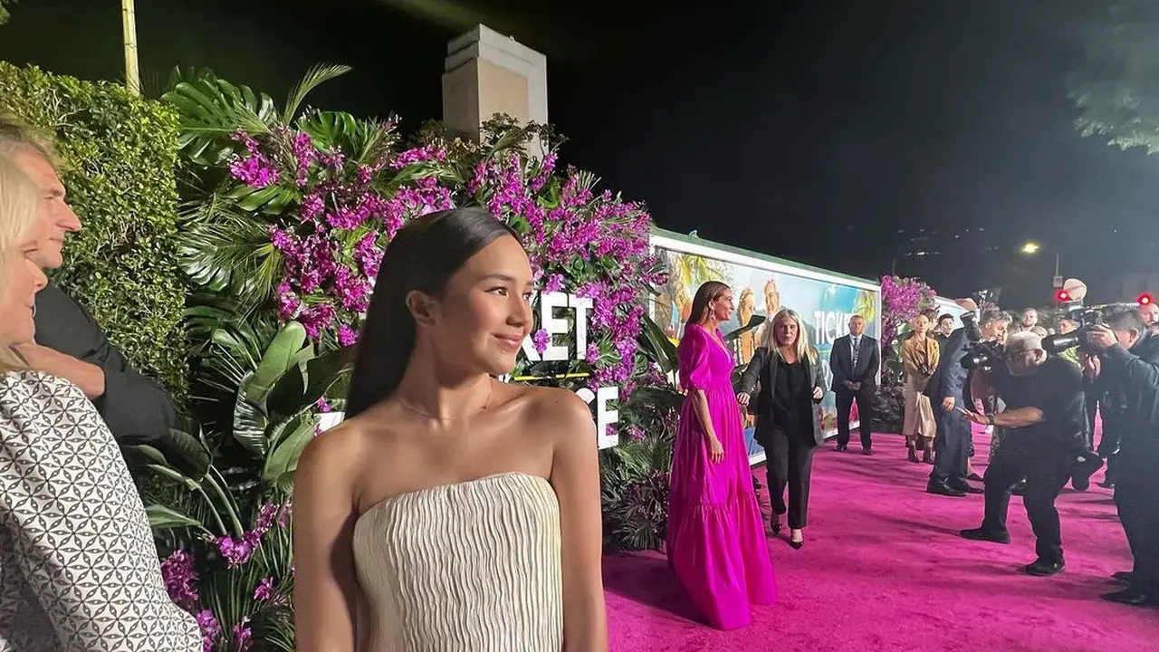Beby Tsabina bertemu Julia Roberts dalam gala premiere Ticket To Paradise di Amerika (Foto: Instagram bebytsabina)