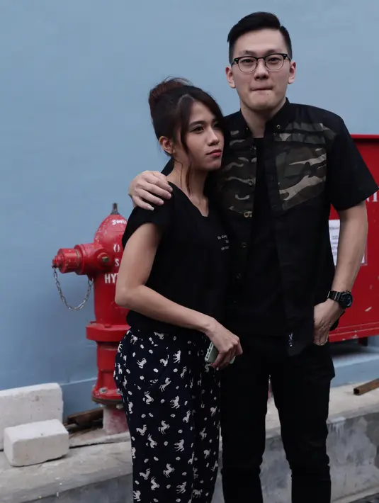 “ Awalnya sih kita sahabatan, Aku sama Ruben ketemu dan kenalan di gereja lama kelamaan saling ketemu dan banyak ngobrol hal yang sama sama kita suka dan yaudah tumbuh deh benih benih cinta”komentar Gigi. (Andy Masela/Bintang.com)