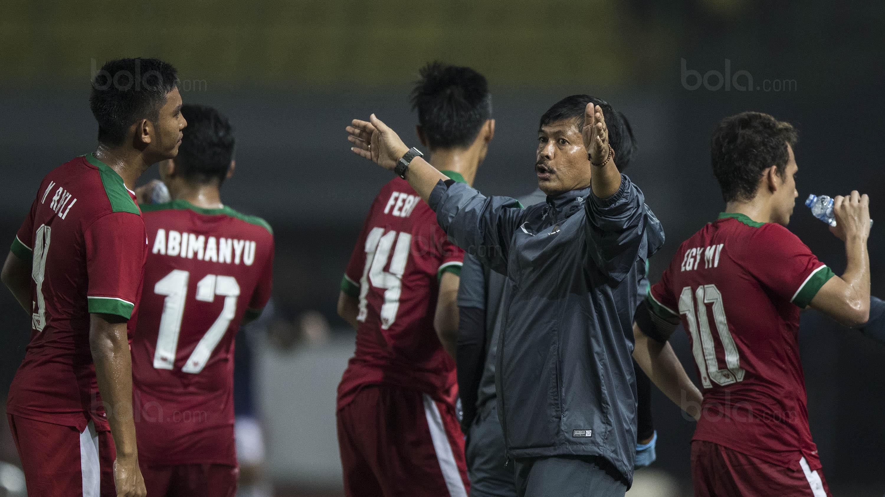 Pelatih Timnas Indonesia U-19, Indra Sjafri, memberikan instruksi saat melawan Kamboja U-19 pada laga persahabatan di Stadion Patriot, Bekasi, Rabu (4/10/2017). Indonesia menang 2-0 atas Kamboja. (Bola.com/Vitalis Yogi Trisna)