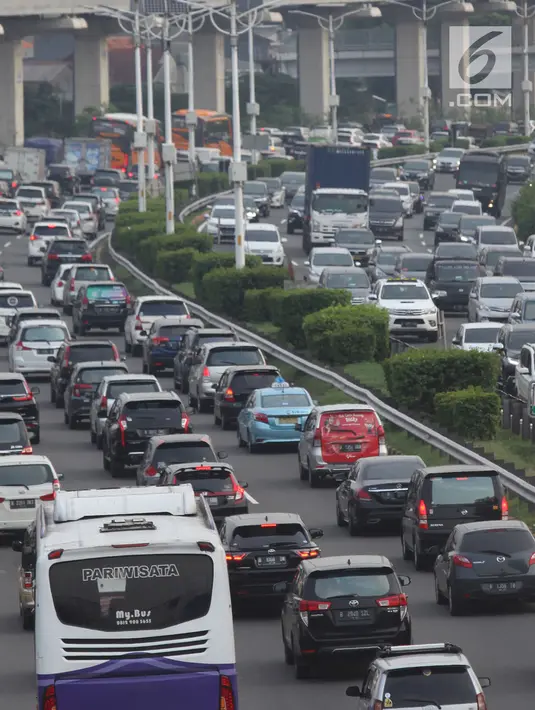 Suasana lalu lintas di ruas Tol Jagorawi, Jakarta, Sabtu (17/11). Pada libur akhir pekan yang berdekatan dengan libur Maulid Nabi Muhammad SAW, yakni pada Selasa (20/11) ini, lalu lintas di Tol Jagorawi terpantau padat merayap. (Merdeka.com/Imam Buhori)