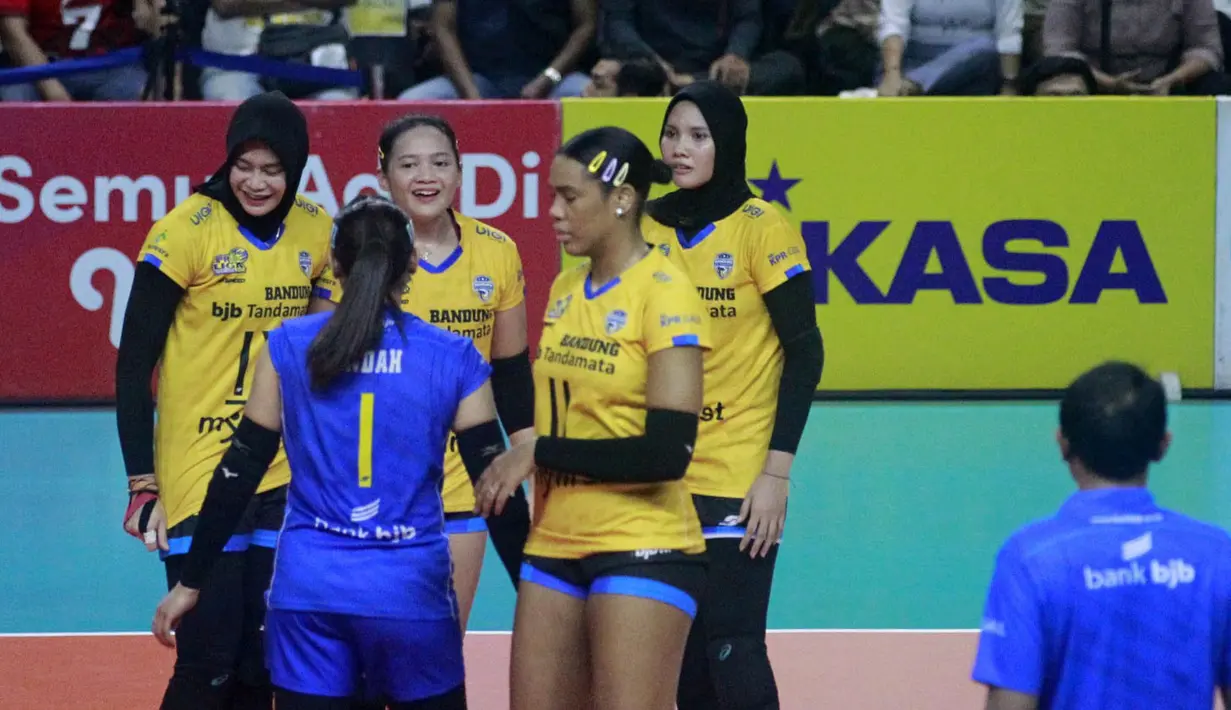 Reaksi Pemain Pemain Bandung Bjb Tandamata saat melawan Jakarta BIN pada laga Final Four PLN Mobile Proliga 2023 yang berlangsung di GOR Jatidiri, Semarang, Jawa Tengah, Sabtu (04/03/2023) malam WIB. Jakarta BIN menang tiga set langsung dengan skor 30-28, 26-24, dan 25-15. (Dok. Proliga 2023)