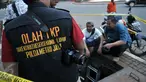 Aparat Kepolisian Polda Metro Jaya melakukan olah TKP di gorong-gorong Jalan Medan Merdeka Selatan, Jakarta, Sabtu (5/3/2016). Di gorong-gorong tersebut petugas menemukan sisa kulit kabel yang diduga menjadi penyebab banjir. (Liputan6.com/Johan Tallo)