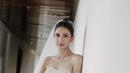 Mikha Tambayong nampak cantik dalam balutan gaun strapless putih berpayet dengan detait slit [instagram/miktambayong]