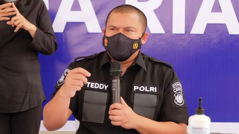 Direktur Reserse Kriminal Umum Polda Riau Komisaris Besar Teddy Ristiawan SIK.