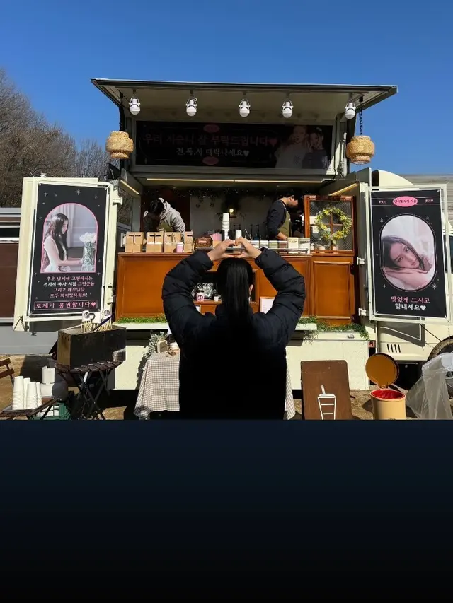 Coffee Truck dari Rose untuk Jisoo Blackpink. (Instagram sooyaaa__ via Soompi)