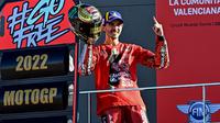 Pembalap Ducati Lenovo Team, Pecco Bagnaia, berhasil meraih titel juara dunia MotoGP 2022 meski hanya finis di urutan sembilan MotoGP Valencia di Sirkuit Ricardo Tormo, Valencia, Minggu (6/11/2022) malam WIB. (AFP/JAVIER SORIANO)
