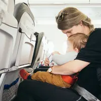 Jet lag pada bayi ketika melakukan perjalanan jauh. (Foto: Unsplash/Paul Hanaoka)