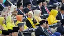 Istri cagub DKI Jakarta Ridwan Kamil, Atalia Praratya (tengah) saat rapat paripurna pelantikan anggota DPR Republik Indonesia terpilih periode 2024-2029 di Gedung Nusantara, Kompleks Parlemen, Senayan, Jakarta, Selasa (1/10/2024). Atalia Praratya terpilih dari Partai Golkar daerah pemilihan Jawa Barat I. (Liputan6.com/Angga Yuniar)