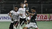 Gelandang Bali United, Eber Besa coba lepas dari kawalan Munadi (Dok. Bali United)