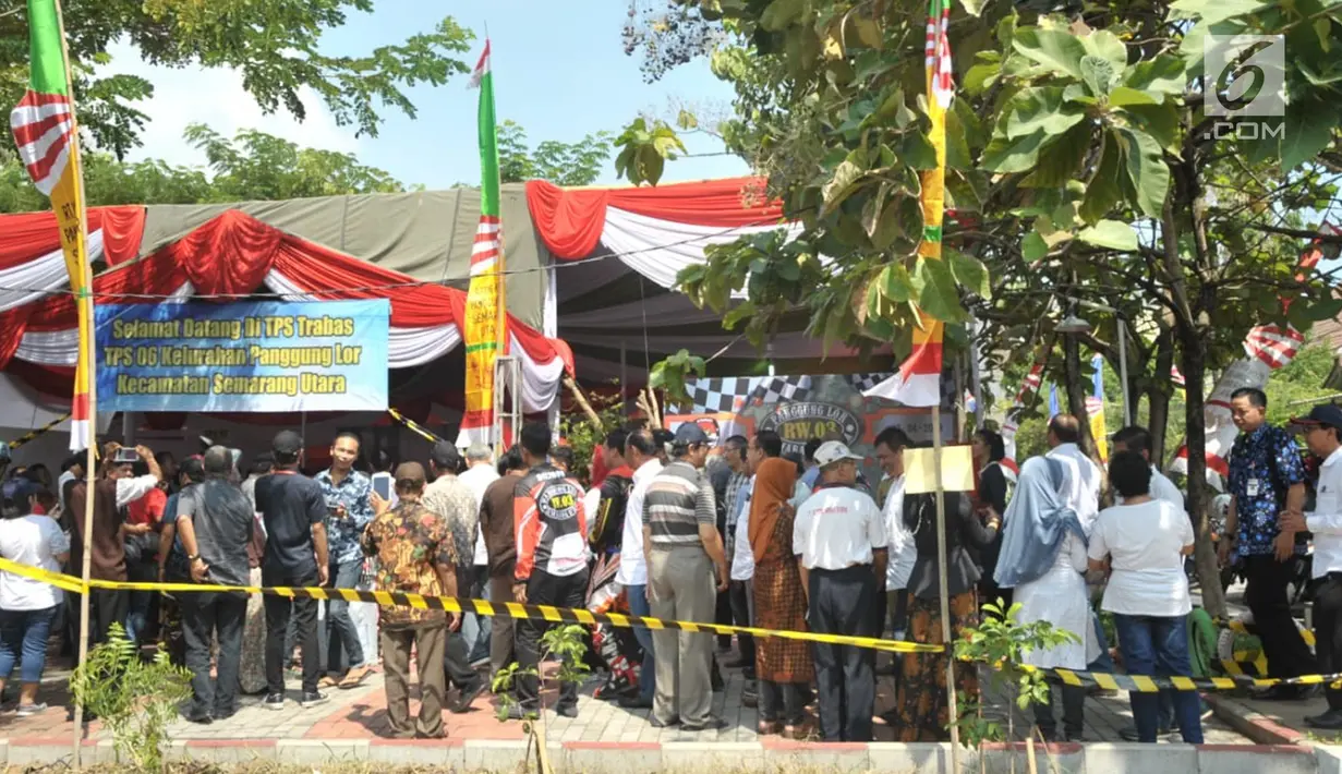 Sejumlah warga menunggu untuk menggunakan hak pilih di TPS 6 Kelurahan Panggung Lor,  Kota Semarang,  Rabu (17/4). TPS tersebut mengangkat tema trail trabas agar menghibur warga dengan aksi balapan saat melakukan hak pilih di pemilu 2019. (Liputan6.com/Gholib)