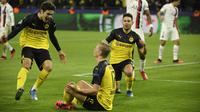 Penyerang Borussia Dortmund, Erling Braut Haaland (tengah) berselebrasi usai mencetak gol ke gawang PSG pada pertandingan leg pertama babak 16 Liga Champions di Dortmund, Jerman (18/2/2020). Erling Haaland mencetak dua gol dan mengantar Dortmund menang 1-0 atas PSG. (AFP/Ina Fassbender)