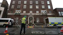 Pemasangan pagar pembatas di seberang area Lingdo Wing, Rumah Sakit St. Mary di Paddington, London, Senin (9/4). Aktivitas keamanan di rumah sakit itu yang semakin meningkat memunculkan spekulasi Kate Middleton segera melahirkan. (Daniel LEAL-OLIVAS/AFP)