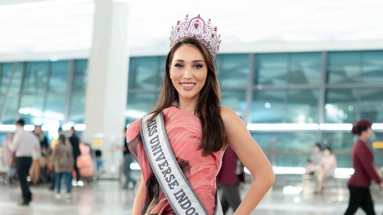 8 Potret OOTD Laksmi De Neefe Suardana di Bandara, Kenakan Cocktail Dress Sampai ke New Orleans
