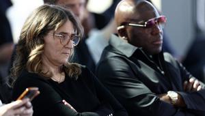 Wilfrid Mbappe dan Fayza Lamari (kiri), orang tua dari penyerang Prancis, Kylian Mbappe, menghadiri konferensi pers yang diadakan oleh pengacara putra mereka mengenai perselisihan keuangan antara Mbappe dan mantan klubnya di Prancis, Paris Saint-Germain (PSG), di Paris pada 10 April 2025. (FRANCK FIFE/AFP)