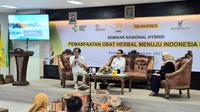 Direktur Sido Muncul, Dr. (H.C), Irwan Hidayat saat menjadi pembicara dalam Seminar Nasional Hybrid &ldquo;Pemanfaatan Obat Herbal Menuju Indonesia Sehat&rdquo; di Gedung Fakultas Kedokteran Universitas Negeri Semarang, Selasa (2/9/2025). (Liputan6.com/Gilar Dhani)