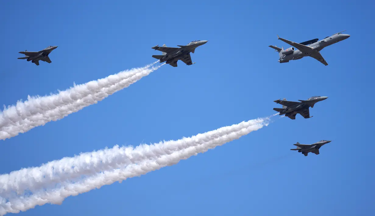 Pesawat Angkatan Udara India terbang dalam formasi selama peresmian Aero India 2023 di pangkalan udara Yelahanka, Bengaluru, India, Senin (13/2/2023). Aero India adalah acara dua tahunan dengan demonstrasi terbang oleh tim pengganti dan militer serta paviliun komersial tempat perusahaan penerbangan memamerkan produk dan teknologi mereka. (AP Photo/Aijaz Rahi)