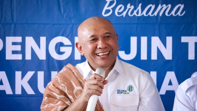 Menteri Koperasi dan UKM Teten Masduki meminta ternun Karaja Sumba bisa dijual dengan harga tinggi.