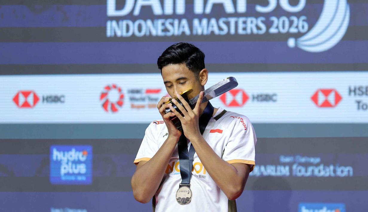 Gelar juara Indonesia Masters 2026 menjadi yang pertama bagi Alwi Farhan di turnamen Super 500. Tampak dalam foto, pebulu tangkis tunggal putra Indonesia, Alwi Farhan merayakan gelar juara Indonesia Masters 2026 usai mengalahkan wakil Thailand, Panitchaphon Teeraratsakul, pada laga final di Istora Gelora Bung Karno, Senayan, Jakarta, Minggu (25/1/2026). (Bola.com/Bagaskara Lazuardi)