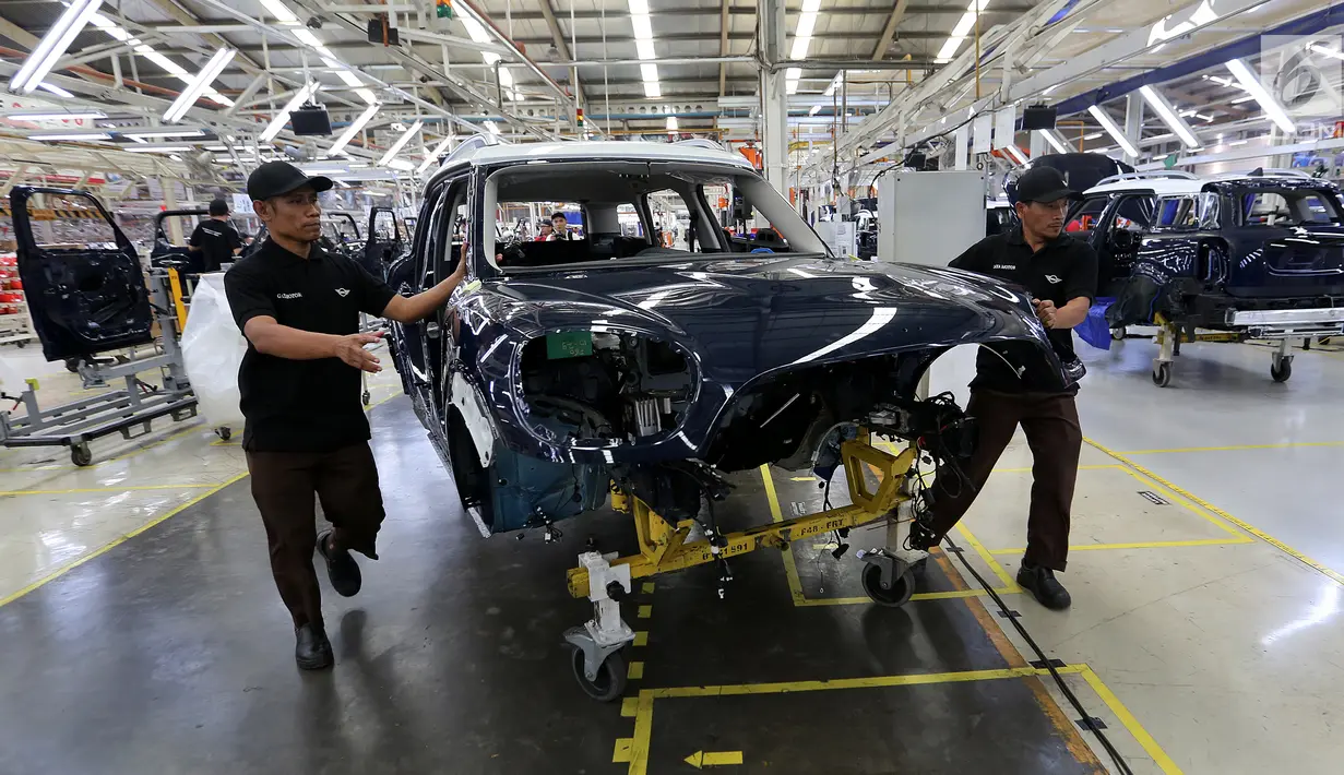 Teknisi memindahkan kerangka MINI Countryman di pabrik perakitan Gaya Motor, Sunter, Jakarta, Kamis (6/9). New Mini Countryman rakitan Indonesia terdiri dari New Mini Cooper Countryman dan New Mini Cooper S Countryman Sports. (Liputan6.com/Fery Pradolo)