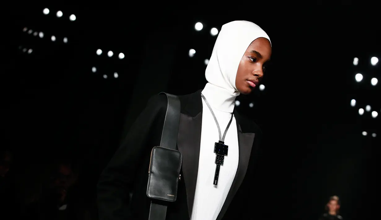Model mengenakan hijab modern dan busana koleksi terbaru merek legendaris Paris, Lanvin pada Paris Fashion Week Fall/Winter 2018/2019, Rabu (28/2). Hijab itu menyerupai hijab instan atau yang biasa disebut ciput ninja di Indonesia. (AP/Kamil Zihnioglu)