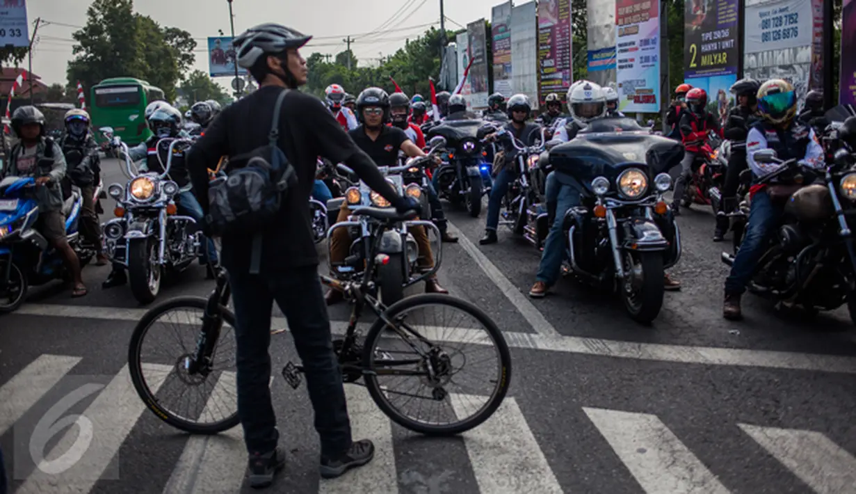Elanto Wijoyono memalangkan sepedanya saat lampu lalu lintas menyala merah di Yogyakarta, Sabtu (15/8/2015). Elanto dan Andika mengaku merasa resah melihat berbagai pelanggaran lalu lintas yang dilakukan pengendara motor gede.  (foto: Suryo Wibowo)