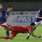 Pemain Persija Jakarta, Ilham Rio Fahmi (tengah) berebut bola dengan dua pemain Persib Bandung, Dedi Kusnandar (kiri) dan Wander Luiz dalam laga pekan ke-12 BRI Liga 1 2021/2022 di Stadion Manahan, Solo, Sabtu (20/11/2021). (Bola.com/Bagaskara Lazuardi)