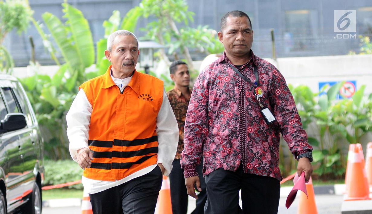  Bupati Batubara nonaktif OK Arya Zulkarnaen (kiri) saat tiba di Gedung KPK, Jakarta, Senin (2/10). OK Arya Zulkarnaen menjalani pemeriksaan perdana pasca ditahan terkait dugaan suap pembangunan infrastruktur TA 2017 . (Liputan6.com/Helmi Fithriansyah)