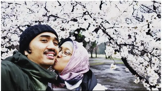 Meski memiliki jadwal padat Duta kerap berlibur bersama sang istri.