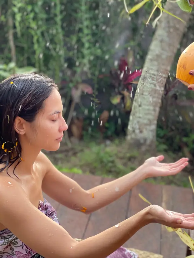 7 Potret Pevita Pearce saat Ritual di Bali, Jalani Penyembuhan Trauma