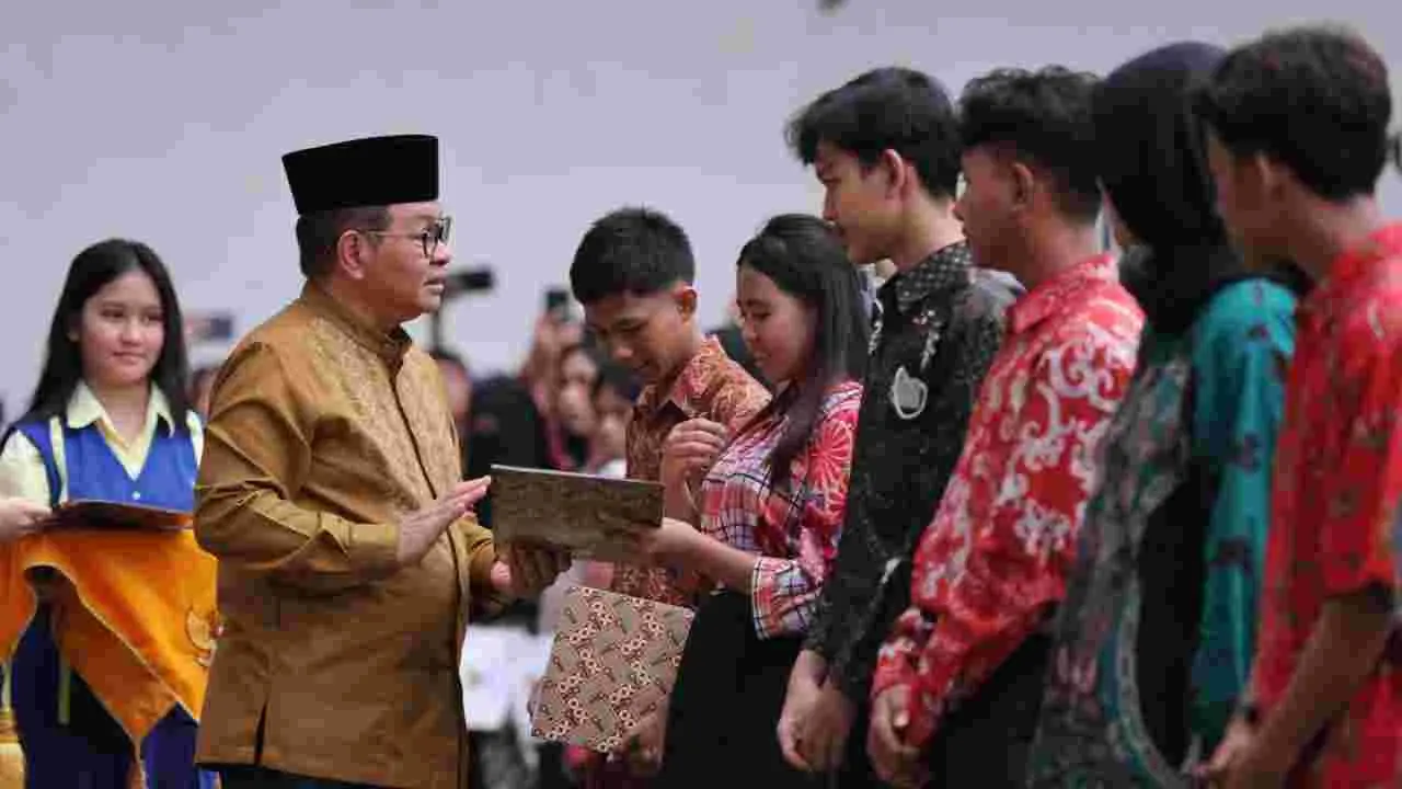 Pramono menyerahkan Bantuan Pemutihan Ijazah Tahap IV Gelombang Kedua 2025 di SMP Strada Santo Fransiskus Xaverius 1, Koja, Jakarta Utara, pada Jumat (3/10).