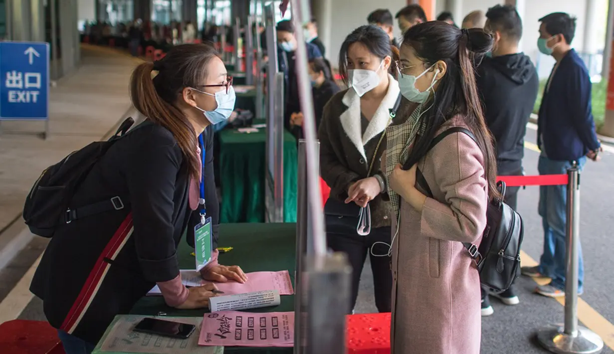 Staf sebuah perusahaan berkomunikasi dengan pelamar kerja dalam bursa kerja di Wuhan, Provinsi Hubei, 21 April 2020. Untuk mengimbangi dampak COVID-19 terhadap pasar kerja, China mengambil langkah-langkah untuk memastikan lapangan kerja dan mendorong dimulainya kembali pekerjaan. (Xinhua/Xiao Yijiu)