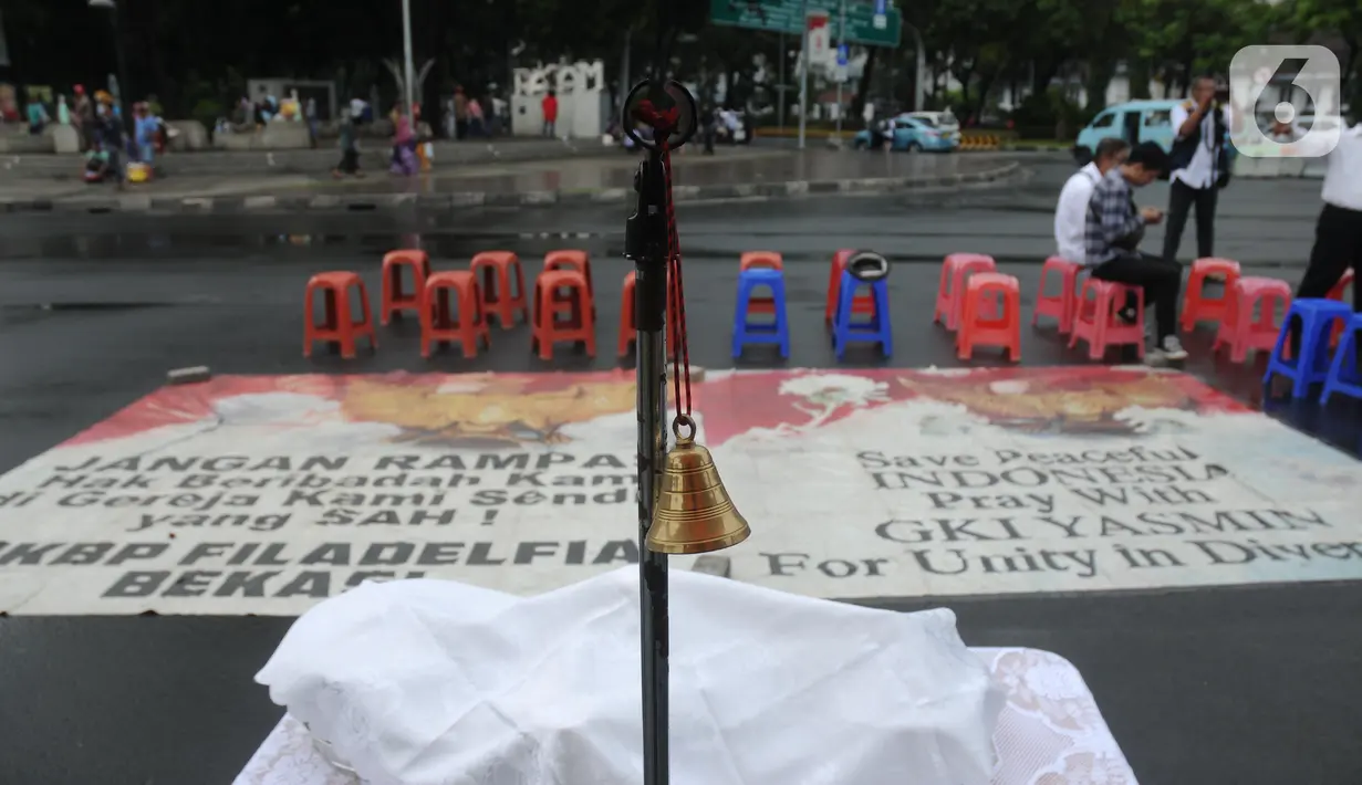 Jemaat dari GKI Yasmin Bogor dan HKBP Filadelfia Bekasi bersiap melaksanakan misa Natal di Simpang Barat Laut Monas atau depan Istana Negara, Jakarta, Rabu (25/12/2019). Ini adalah misa natal kedelapan yang digelar jemaat dua gereja tersebut. (Liputan6.com/Helmi Fithriansyah)