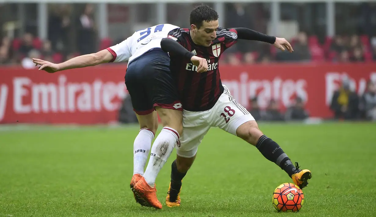 Pemain AC Milan, Giacomo Bonaventura (kanan) berebut bola dengan pemain Genoa, Diego Laxalt pada lanjutan Liga Italia Serie A pekan ke-25 di Stadion, San Siro, Milan, Minggu (14/2/2016) WIB. (AFP/Olivier Morin)