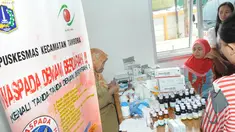 Puskesmas Rusunawa Tambora mulai didatangi warga usai diresmikan oleh Gubernur  Basuki Tjahaja Purnama (Ahok), Jakarta, Selasa (24/2/2015). (Liputan6.com/Herman Zakharia)