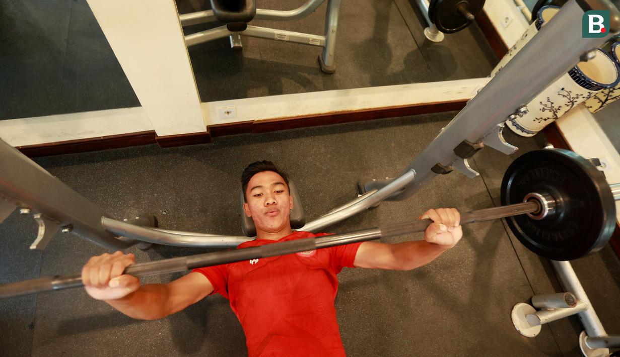 Pemain Timnas Indonesia U-20, Arkhan Fikri, melakukan latihan di Gym Hotel Sultan, Jakarta, Jumat (24/2/2023). Ajang tersebut bakal digelar di Uzbekistan pada 1-18 Maret 2023. (Bola.com/M Iqbal Ichsan)