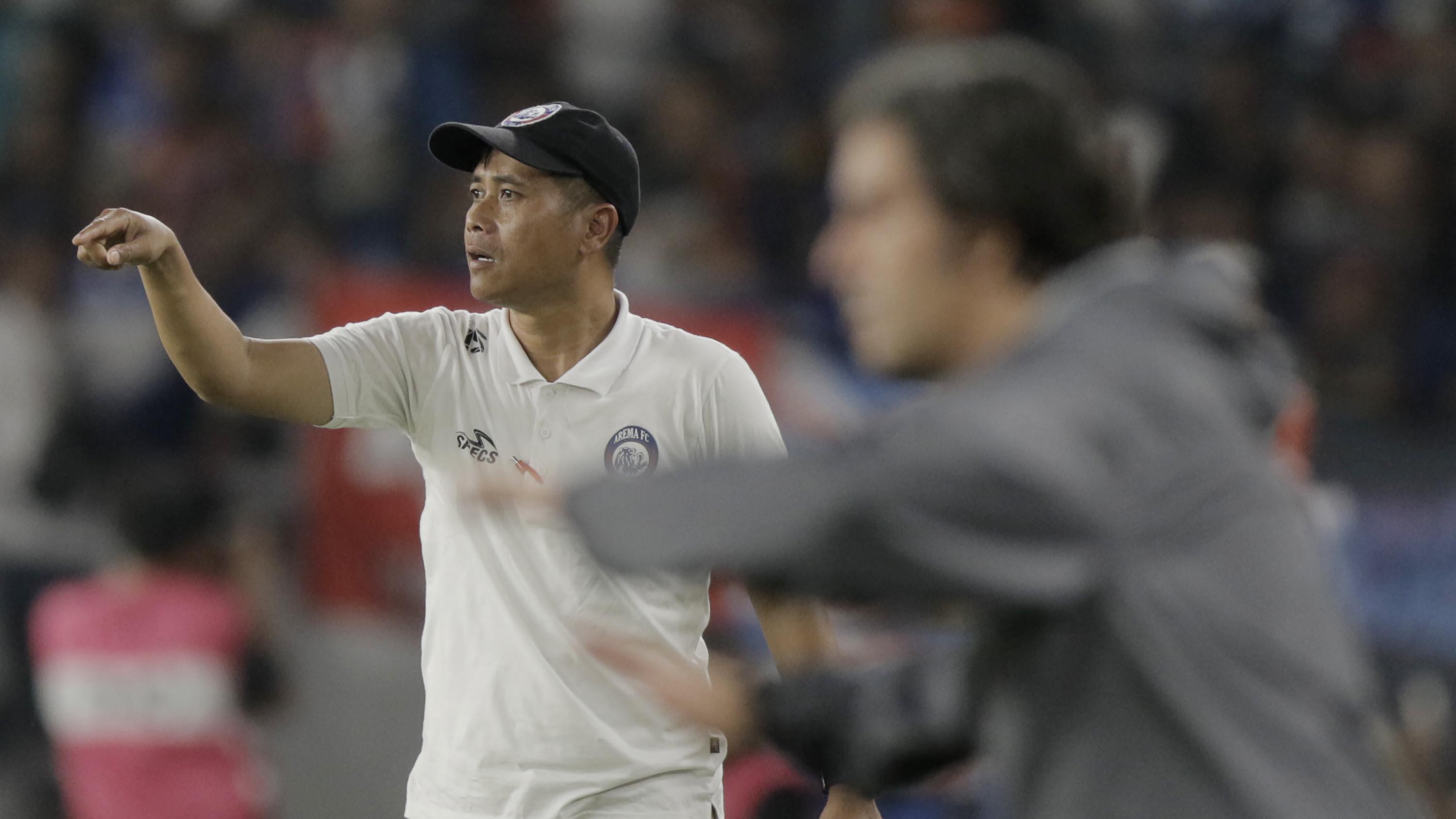 Pelatih Arema FC, Joko Susilo, saat pertandingan melawan Persija Jakarta pada laga Liga 1 di SUGBK, Jakarta, Sabtu (31/3/2018). Persija menang 3-1 atas Arema FC. (Bola.com/M Iqbal Ichsan)