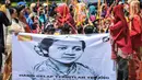 Murid-murid TK Sekolah Alternatif untuk Anak Jalanan (SAAJA) membentangkan spanduk Kartini di kawasan Kuningan, Jakarta, Selasa (21/4/2015). Kegiatan diikuti 70 an anak kurang mampu dalam rangka peringatan Hari Kartini. (Liputan6.com/Faizal Fanani)