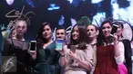 Penyanyi Raisa dan Isyana menunjukkan Oppo F3 saat peluncuran di Jakarta, Kamis (04/05). Oppo F3 dibekali kamera utama beresolusi 13MP dengan Optical Image Stabilization (OIS), LED flash, dengan sensor 1/2.8 inci. (Liputan6.com/Herman Zakharia)