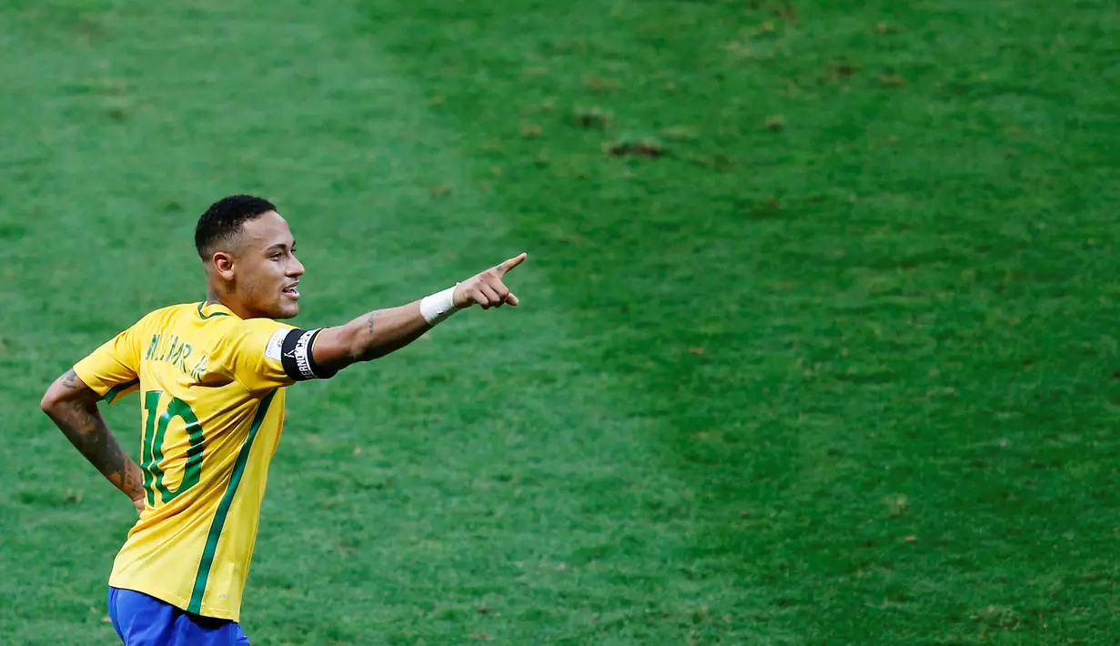 Ekspresi Neymar setelah membobol gawang kiper Argentina, Sergio Romero saat pertandingan Kualifikasi Piala Dunia 2018, di stadion Mineirao, Belo Horizonte, Brasil (10/11). Brasil berhasil taklukan Argentina dengan skor 3-0. (Reuters/Ricardo Moraes)