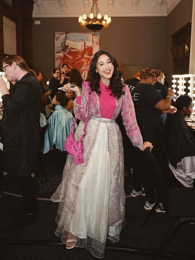 7 Momen Yasmin Napper saat Diundang di London Fashion Week 2023, Tampil Ceria