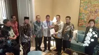 Pimpinan MPR Menyambangi Sandiaga Uno Untuk Menyampaikan Undangan Pelantikan Presiden dan Wakil Presiden Terpilih pada 20 Oktober 2019 Mendatang. Pertemuan Ini Berlangsung di Kediaman Sandiaga, Jakarta Selatan, (14/10/2019). (Foto: Merdeka.com)