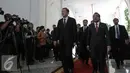 Ketua Parlemen Tiongkok Yu Zhengsheng dan rombongan saat tiba di Istana Merdeka, Jakarta, Senin (27/7/2015). Kedatangan Yu Zhengsheng untuk membahas investasi Tiongkok dan kerja sama di bidang kelautan. (Liputan6.com/Faizal Fanani)