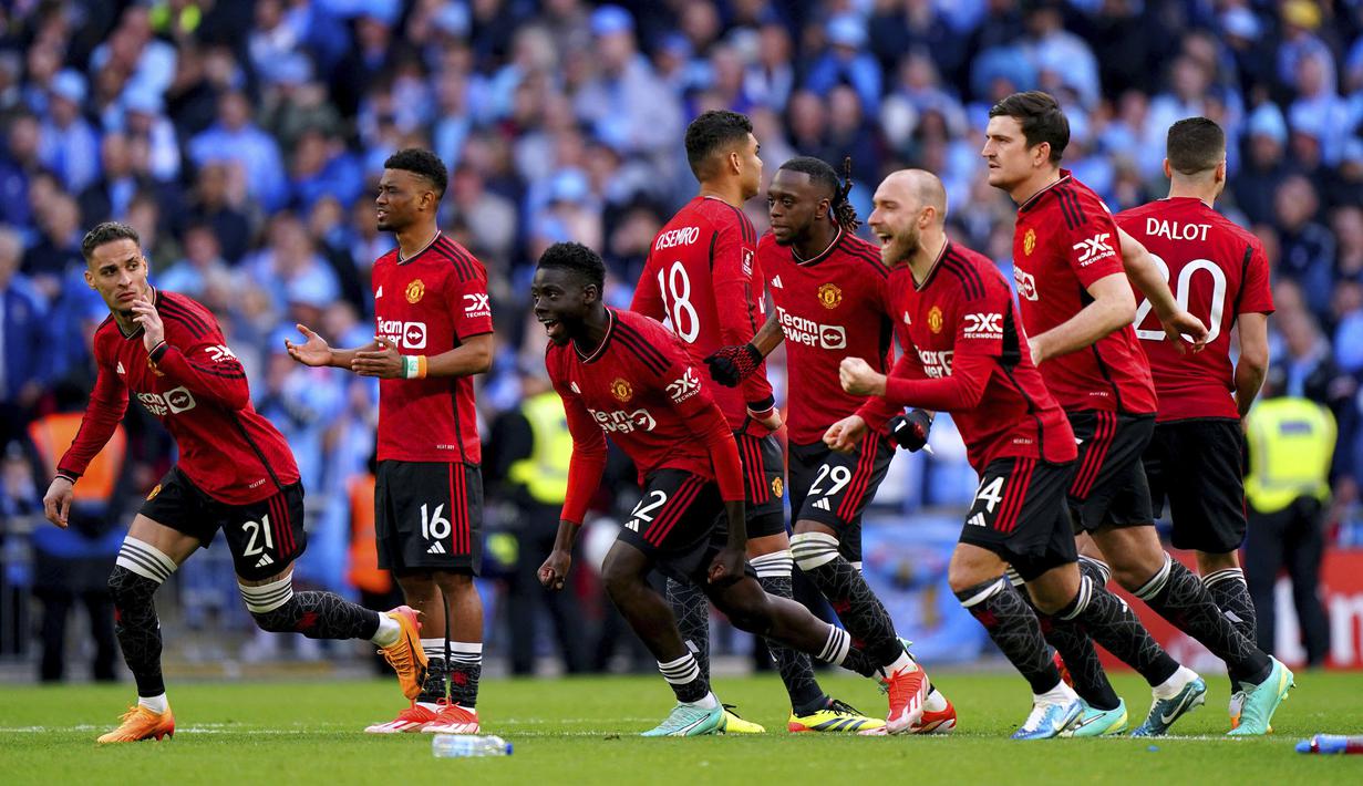 Manchester United memastikan lolos ke final Piala FA dan akan menantang sang tetangga, Manchester City di partai puncak. MU harus bersusah payah menyingkirkan Coventry City pada laga semifinal di Wembley Stadium, London, Minggu (21/4/2024) lewat kemenangan adu penalti 4-2 setelah hingga babak perpanjangan waktu skor imbang 3-3 tetap bertahan. Setan Merah sebenarnya telah unggul tiga gol hingga babak pertama usai. Namun lewat semangat pantang menyerah, Coventry mampu mencetak tiga gol di babak kedua. (PA via AP Photo/Bradley Collyer)