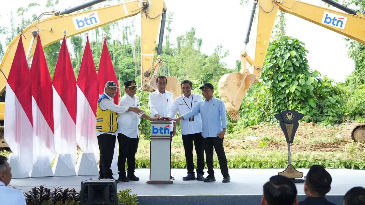 Presiden Jokowi melakukan peletakan batu pertama pembangunan gedung baru PT Bank Tabungan Negara (Persero) Tbk (BTN) di IKN