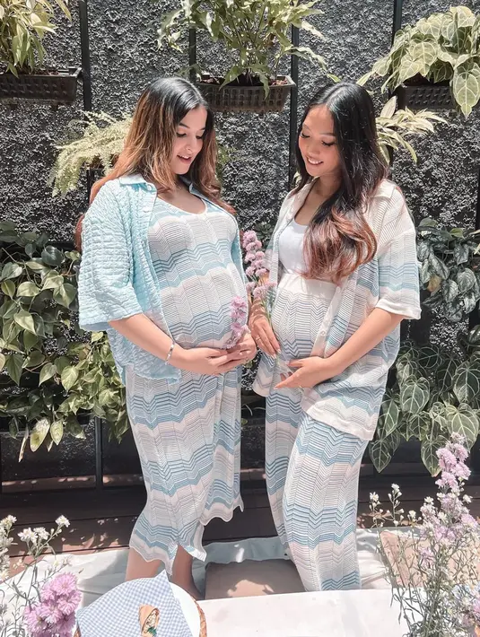 Potret Tasya Farasya dan sang sahabat yang memperlihatkan baby bump ini pun tak lepas dari sorotan netizen. Menggunakan busana berwarna biru, keduanya tampil begitu menawan. (Liputan6.com/IG/@tasyafarasya)