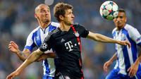 Penyerang Bayern Munich, Thomas Muller (kanan) mengontrol bola dari kejaran pemain Porto Maicon pada leg 8 besar Liga Champions di Stadion do Dragao, Kamis (16/4/2015). Porto menang 3-1 atas Bayern Munich.(REUTERS/Miguel Vidal)