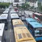 Aktivitas bus Transjakarta di Halte Harmoni, Jakarta, Rabu (2/1). PT Transportasi Jakarta (Transjakarta) menargetkan 231 juta pelanggan pada tahun 2019. (Liputan6.com/Immanuel Antonius)